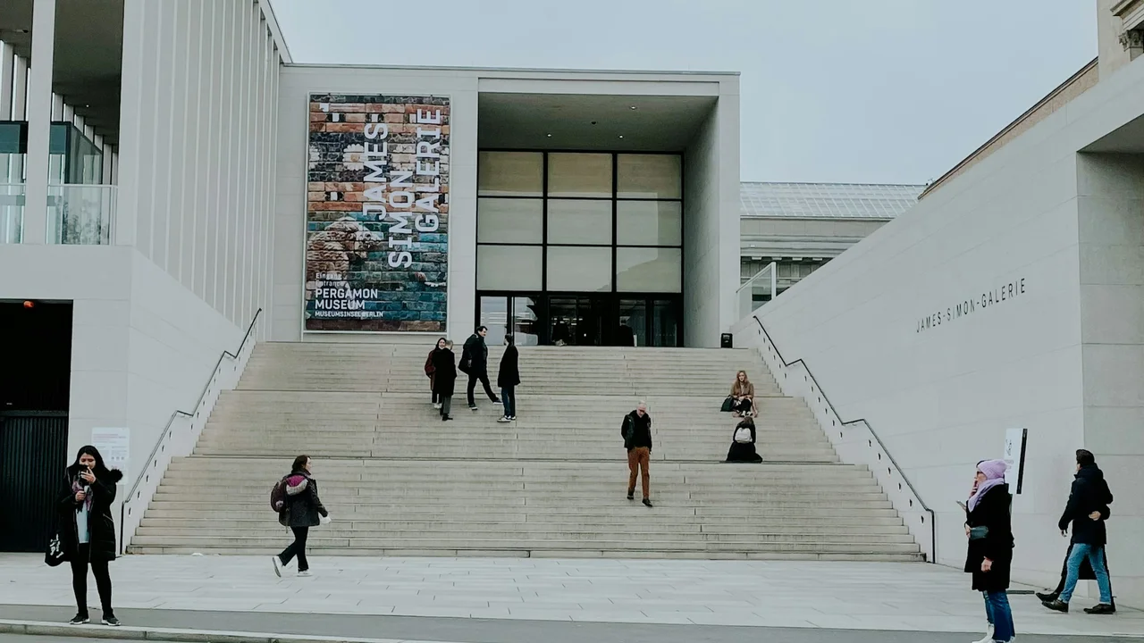 Entrance of the Berlinische Galerie in Berlin with wide steps and visitors walking in, showcasing the museum’s modern architecture and its role as a leading destination for contemporary art.