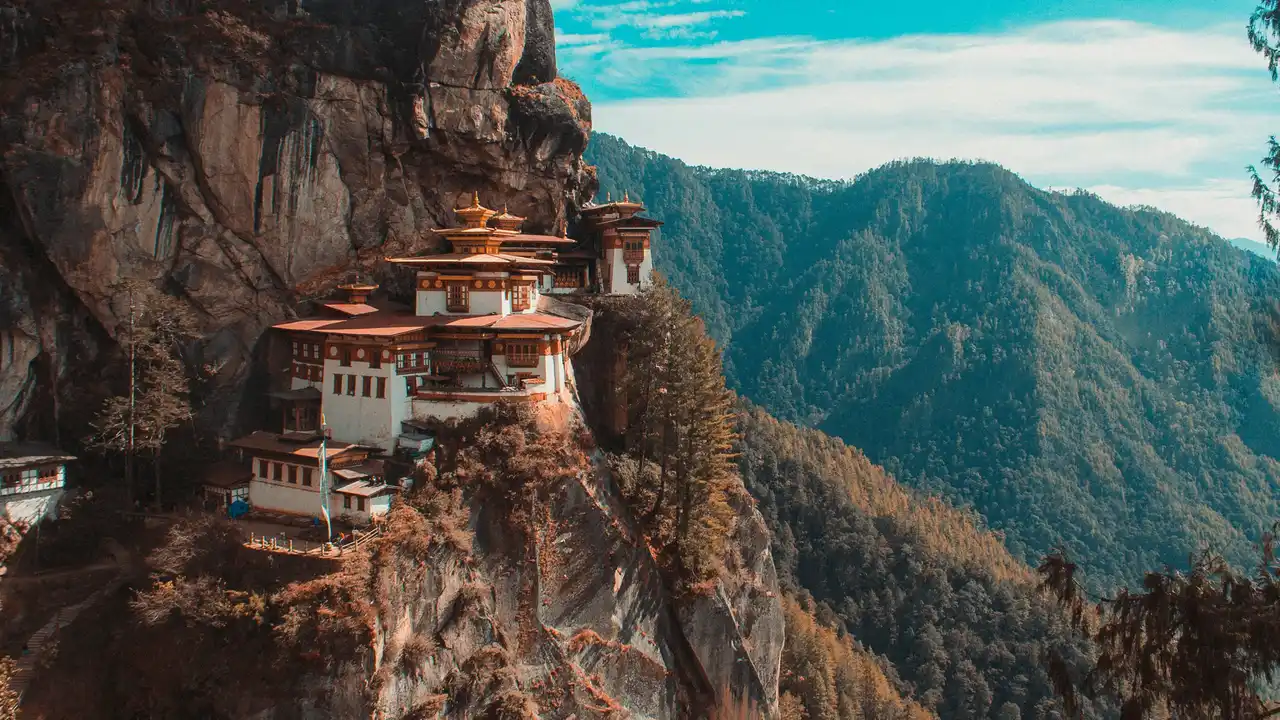 Tiger’s Nest Monastery in Bhutan perched on a cliff amid lush Himalayan mountains, showcasing the scenic beauty visitors experience during the best time to visit Bhutan.