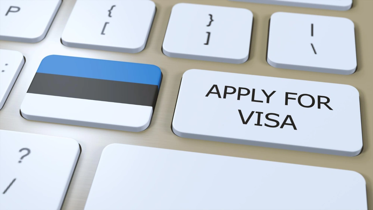 Computer keyboard with Estonia flag key and “Apply for Visa” button, representing Estonia visa application and online travel process